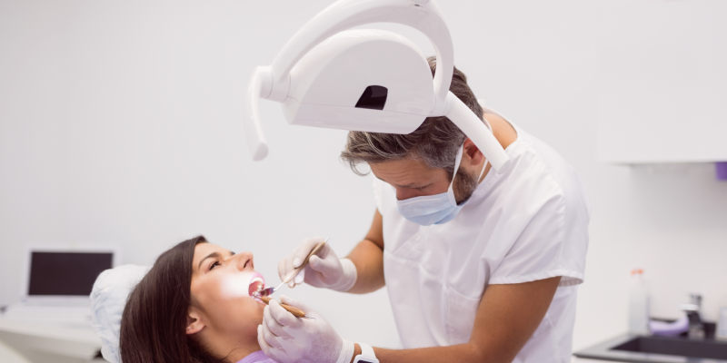 Revisión dental durante una visita al dentista